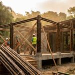 Como construir uma casa resistente e bonita usando bambu como estrutura, o material que cresce 30 cm por dia e é mais forte que o aço por quilo