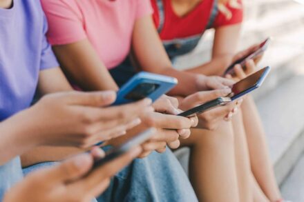 Debate sobre classificação de redes sociais ganha força no Brasil