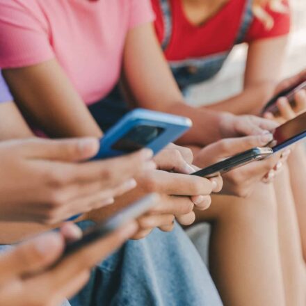 Debate sobre classificação de redes sociais ganha força no Brasil