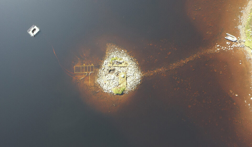 Descoberta estrutura de madeira escondida sob ilha artificial de 5 mil anos