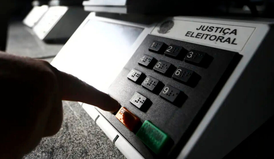 Eleições 2026: IA cria ‘eleitores sintéticos’ e faz em horas o trabalho de dias