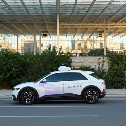 Empresa parceira da Uber vira alvo após acidentes com robotáxis