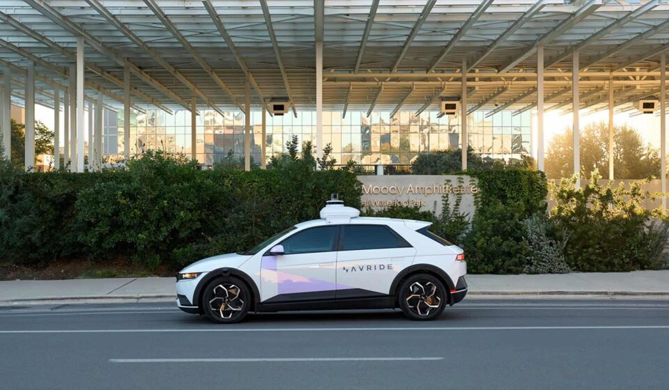 Empresa parceira da Uber vira alvo após acidentes com robotáxis