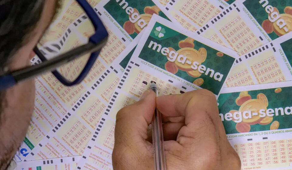 Mega-Sena pode sortear R$ 10 milhões neste sábado