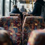 Por que os bancos de ônibus no mundo inteiro são tão feios? A resposta é genial