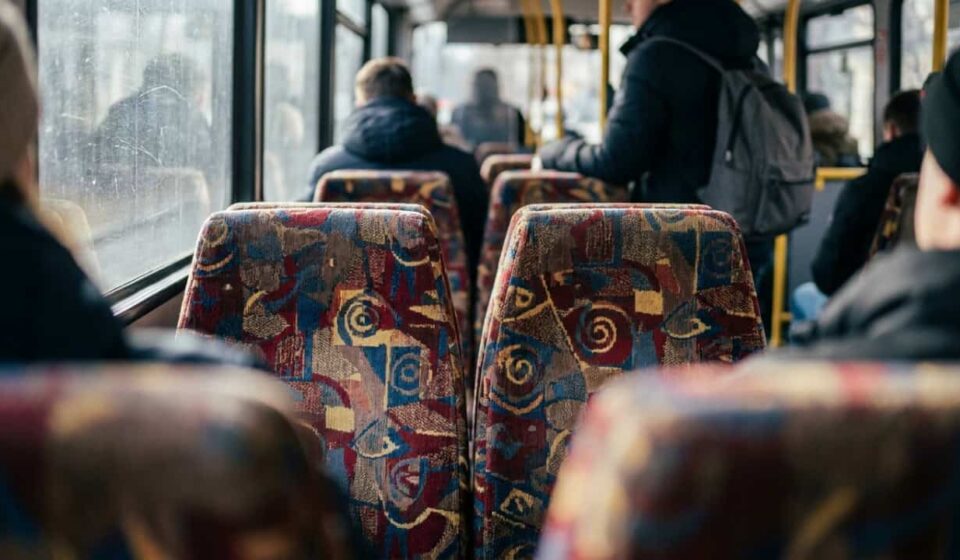 Por que os bancos de ônibus no mundo inteiro são tão feios? A resposta é genial