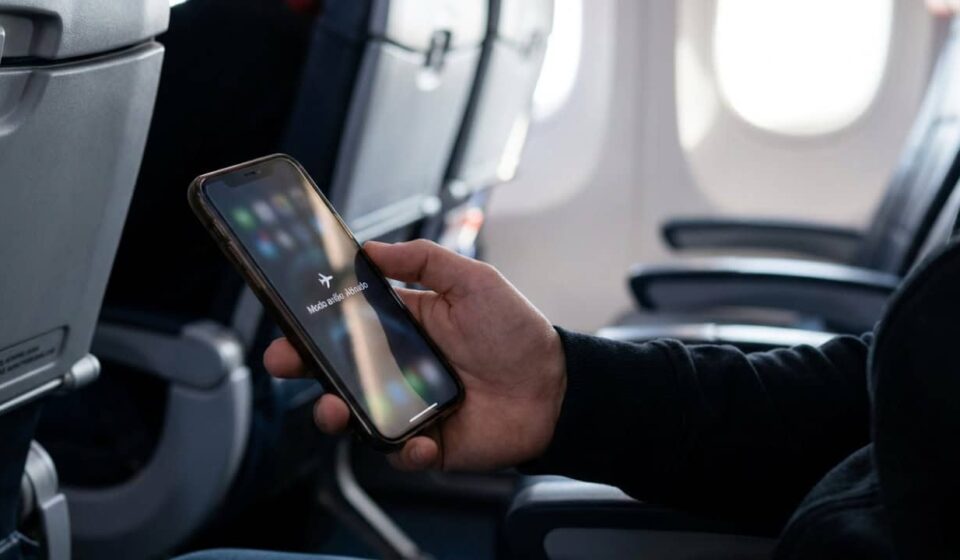 Por que precisamos usar o modo avião em aeronaves?