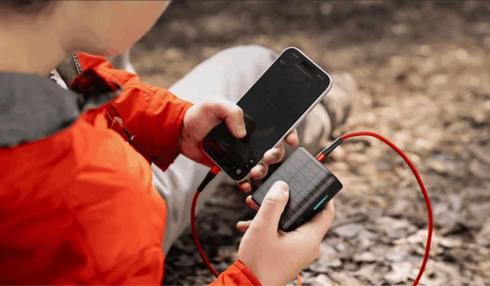 Power bank com placa solar reúne bateria potente, carregamento portátil e tomada