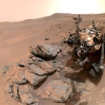 Rover da NASA faz selfie histórica ao lado de rochas gigantescas em Marte 