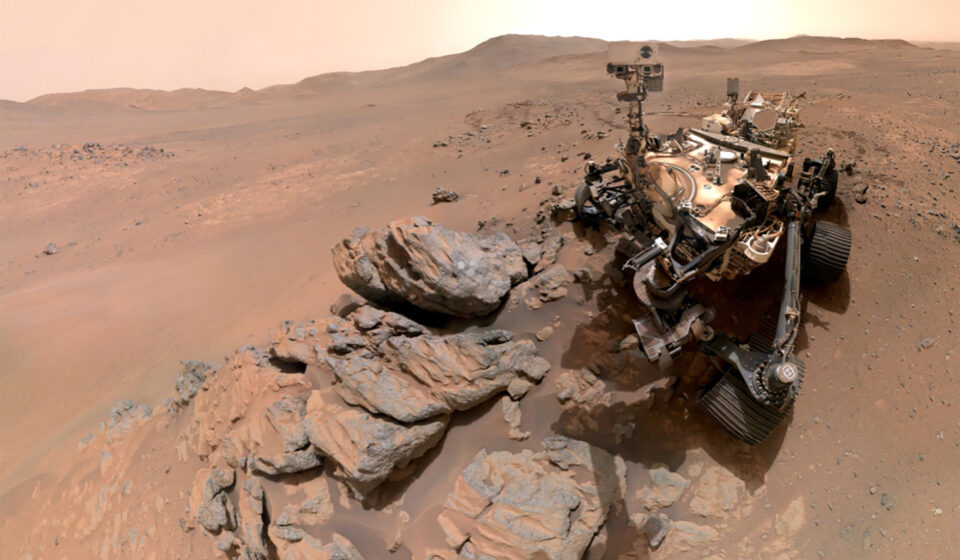 Rover da NASA faz selfie histórica ao lado de rochas gigantescas em Marte 