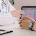Close-up GP conselho AI inteligente IoT relógio guia para paciente ajudar a coletar dados de ECG, pulso de frequência cardíaca, pressão sanguínea, sensor de pulso, registro de solução de esporte conectar ao aplicativo de plataforma digital dispositivo de saúde clínica