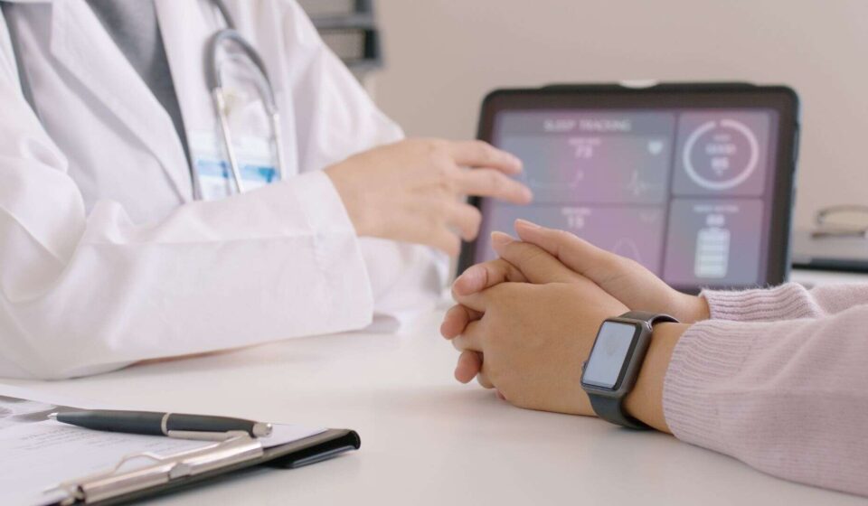 Close-up GP conselho AI inteligente IoT relógio guia para paciente ajudar a coletar dados de ECG, pulso de frequência cardíaca, pressão sanguínea, sensor de pulso, registro de solução de esporte conectar ao aplicativo de plataforma digital dispositivo de saúde clínica