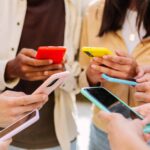UE mira redes sociais por “design viciante” para jovens