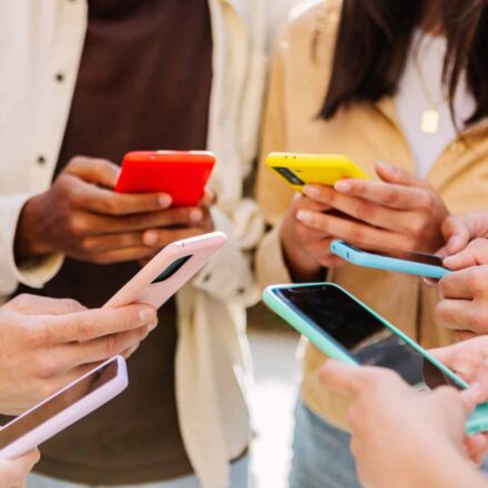 UE mira redes sociais por “design viciante” para jovens