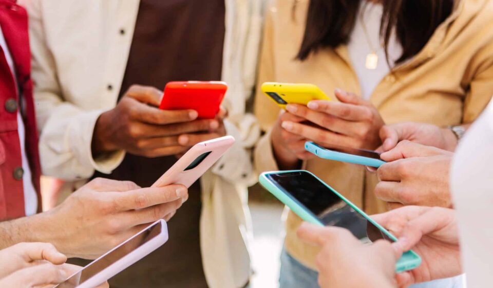 UE mira redes sociais por “design viciante” para jovens