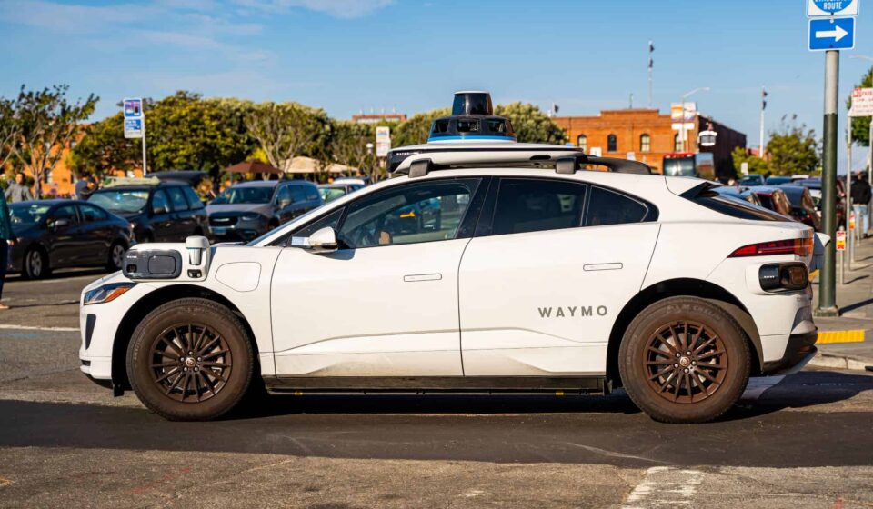 Waymo recolhe 3,8 mil robotáxis por falha em enchentes