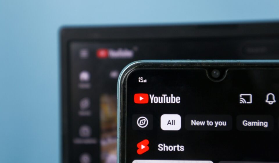 YouTube lança novidades para podcasts com IA e velocidade automática