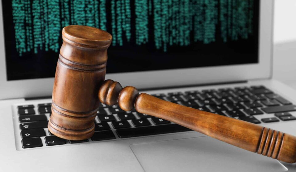Advogada de IA vence caso inédito em tribunal inglês