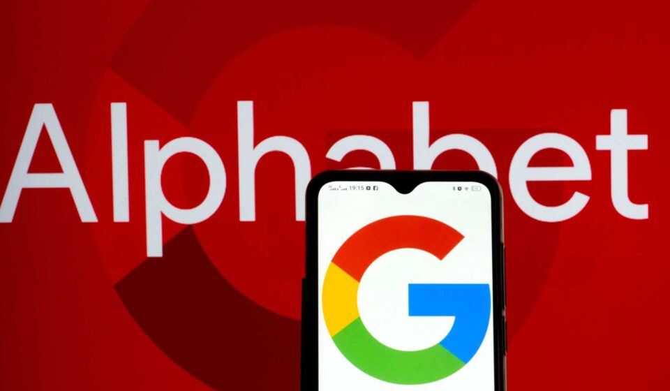 Dona do Google anuncia venda de ações para investir em IA