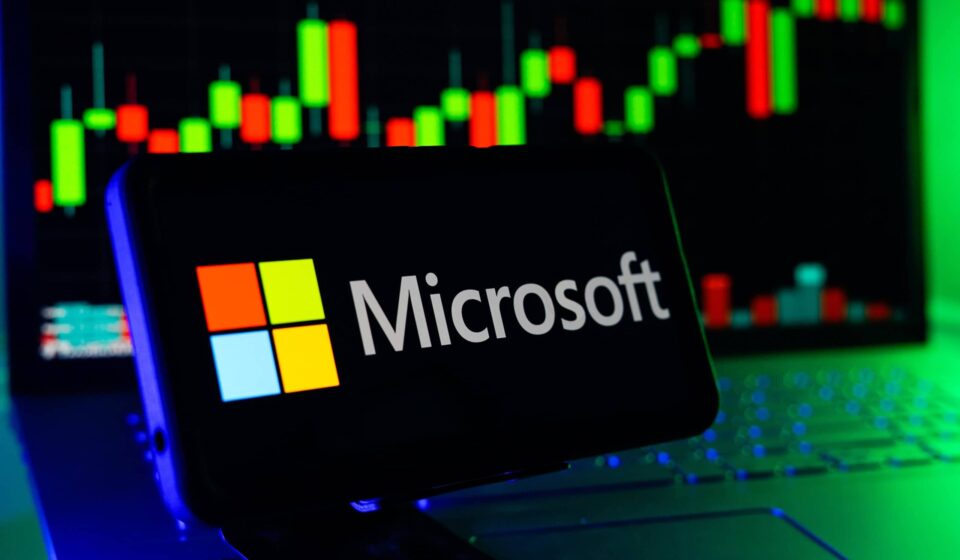 Microsoft lança IA própria para rivalizar com OpenAI