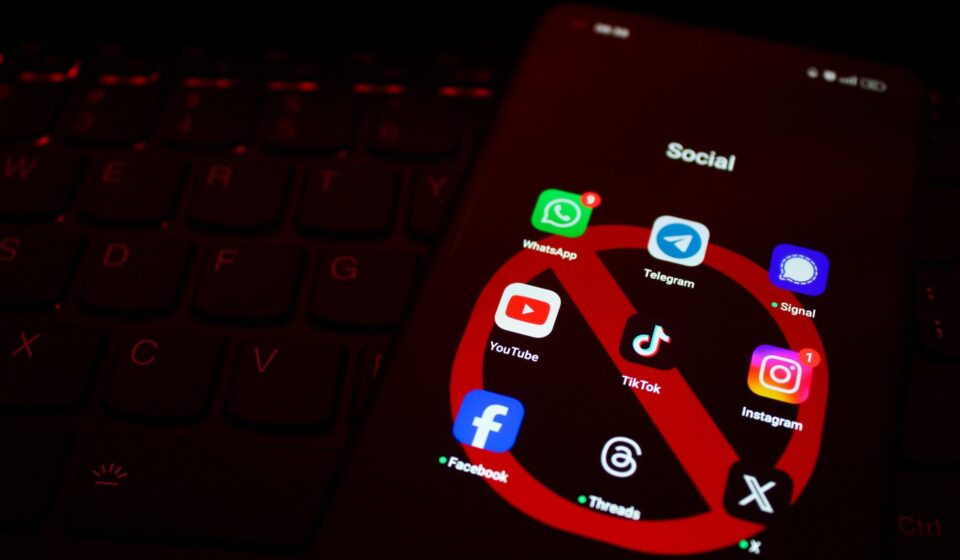 Reino Unido avalia proibição de redes sociais para menores de 16 anos