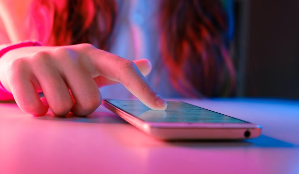 Reino Unido: big techs reagem ao banimento de redes sociais para adolescentes