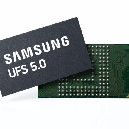 Imagem mostra o módulo de memória UFS 5.0 da Samsung