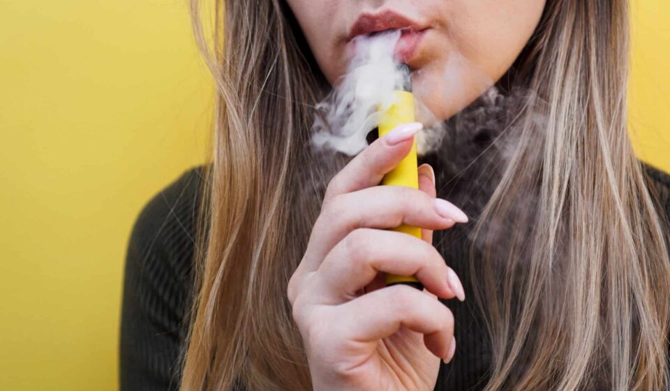 Vape ilegal: vídeos no TikTok ensinam menores a driblar leis e somam milhões de curtidas