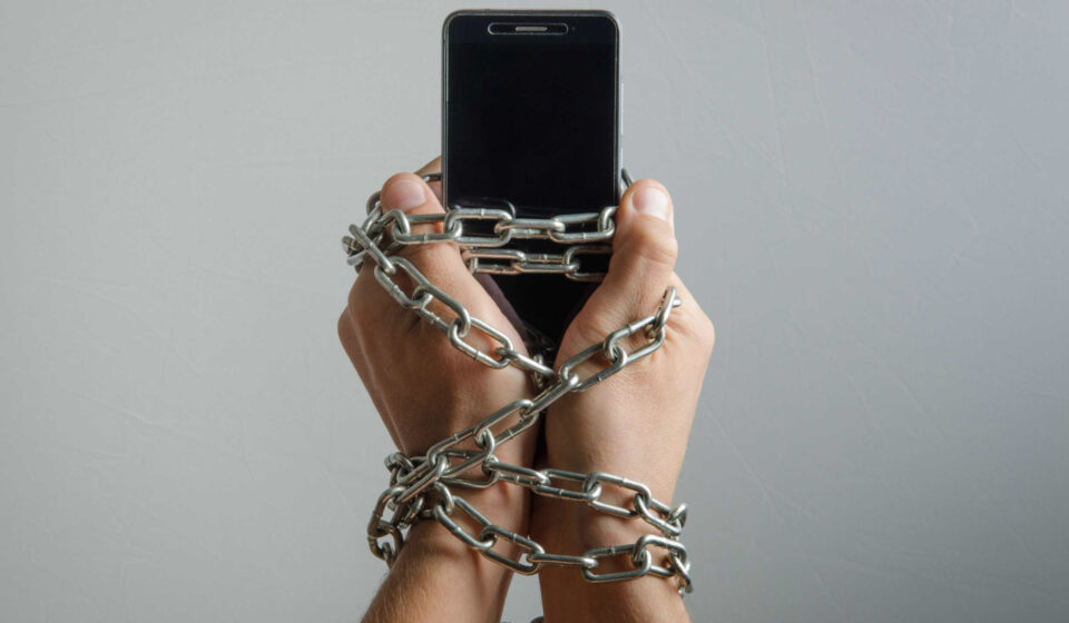 Vício em celular: especialistas revelam como parar de rolar o feed