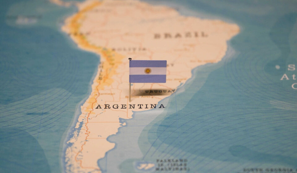 Argentina quer criar empresas geridas por inteligência artificial — mas há um detalhe