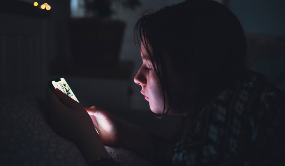 França decide proibir redes sociais para menores de 15 anos; veja como vai funcionar