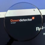 O que acontece antes de um serviço aparecer como fora do ar no Downdetector?