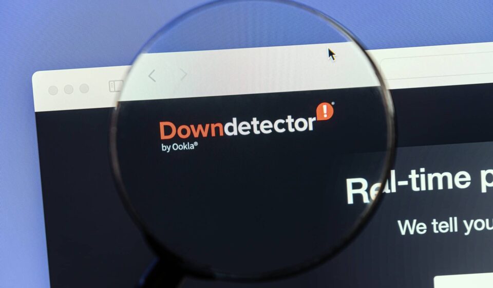 O que acontece antes de um serviço aparecer como fora do ar no Downdetector?