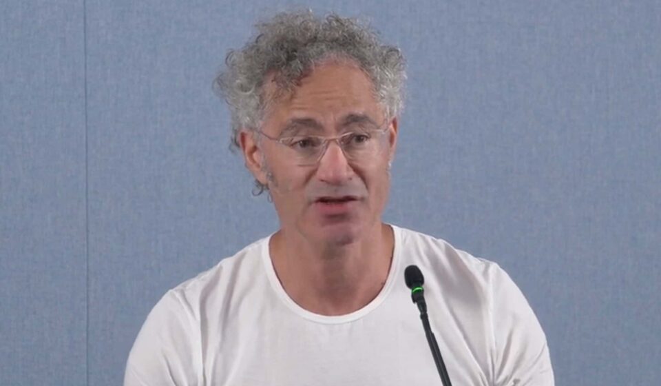 CEO da Palantir chama setor de IA de “marxista” após lucro de R$ 5,6 bi