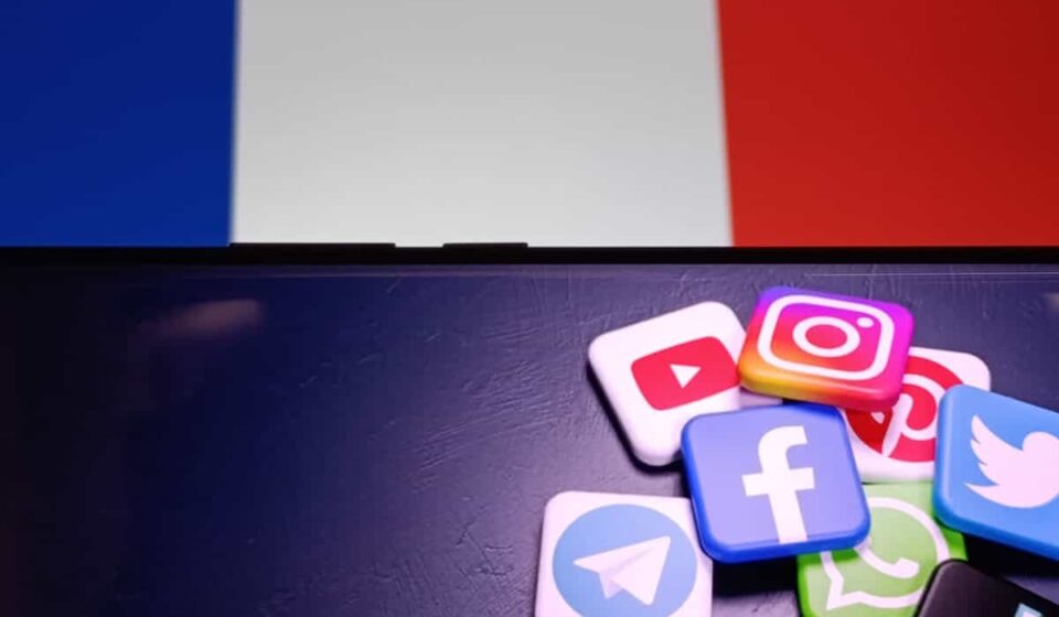França recua na proibição de redes sociais para menores de 15 anos