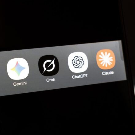 Anthropic, OpenAI, SpaceXAI e Google são acusadas de fazer acordo ilegal para frear avanço da IA