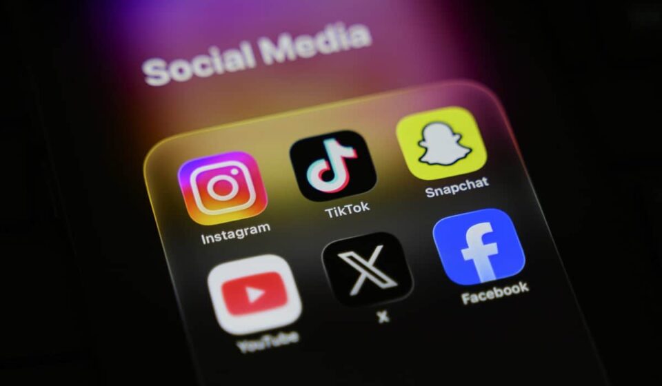 Redes sociais terão de revelar quem paga por anúncios sob novas regras do Ministério da Justiça